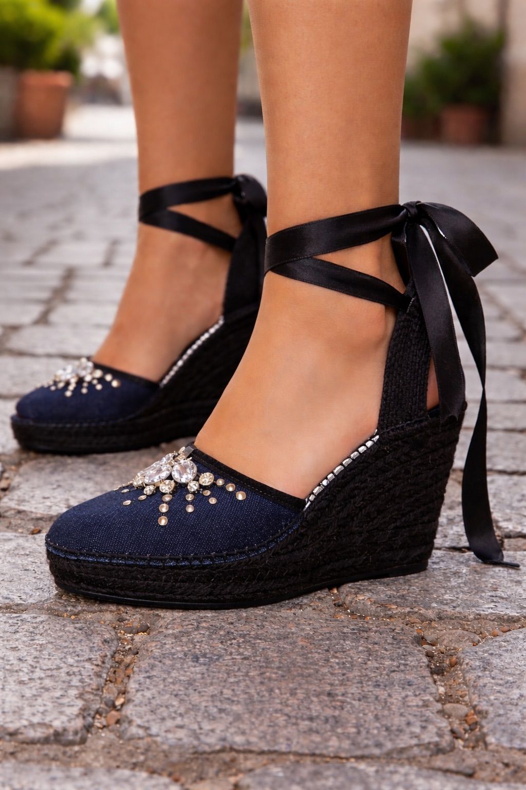 Alpargata de cuña negra para mujer con lazo y pedrería elegante, Mandy