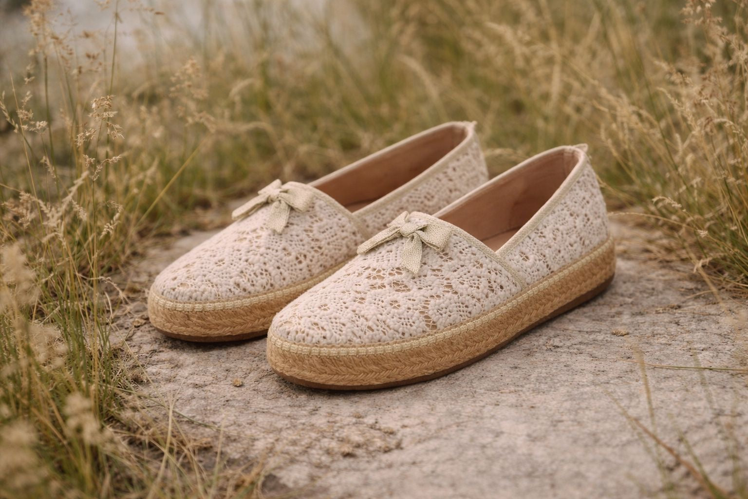 Espadrille Cerrada de Encaje Floral con Lazo Dorado | Artesanal