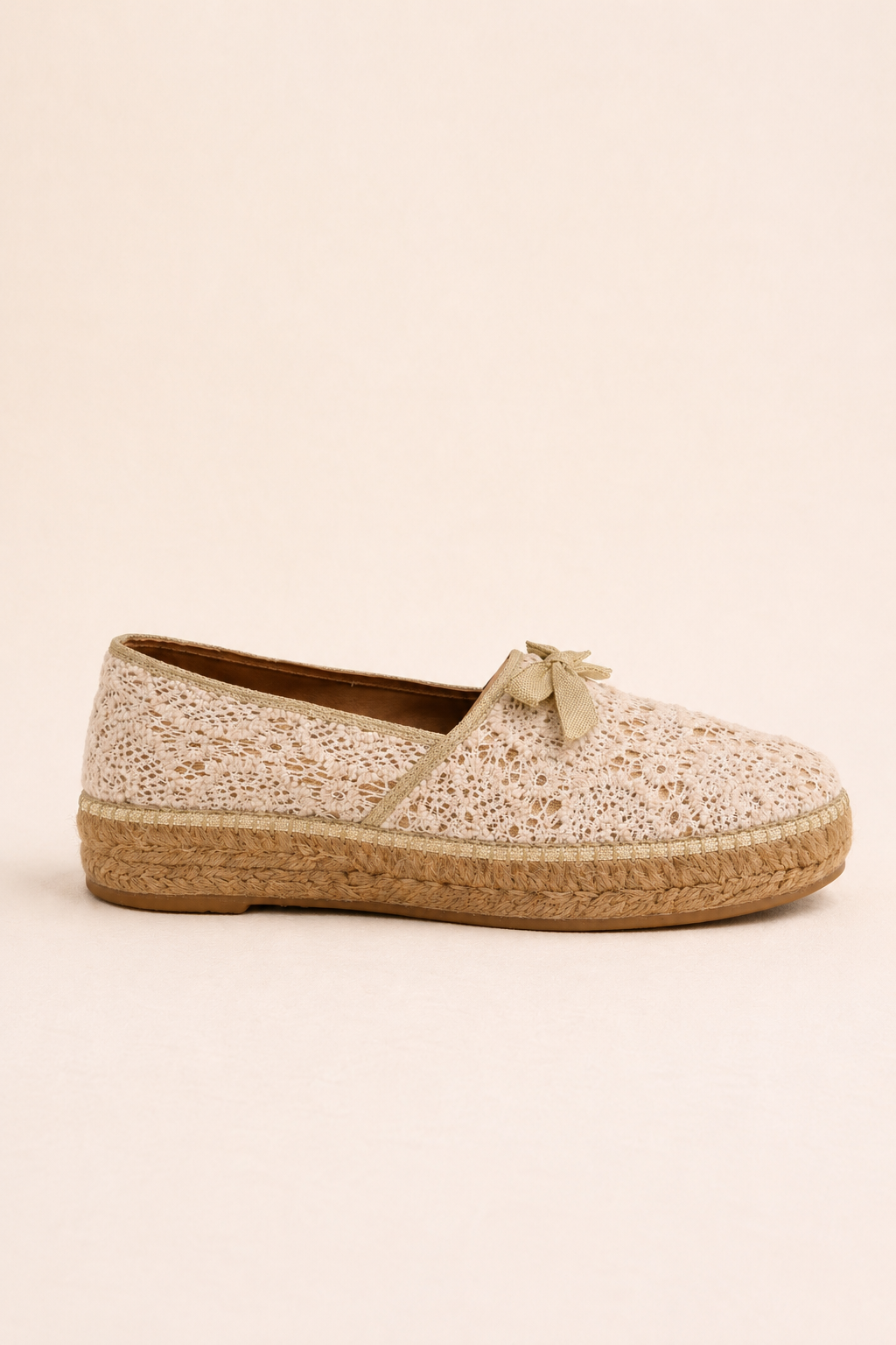Espadrille Cerrada de Encaje Floral con Lazo Dorado | Artesanal