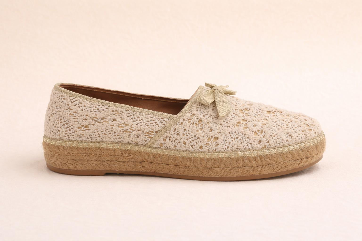 Espadrille Cerrada de Encaje Floral con Lazo Dorado | Artesanal