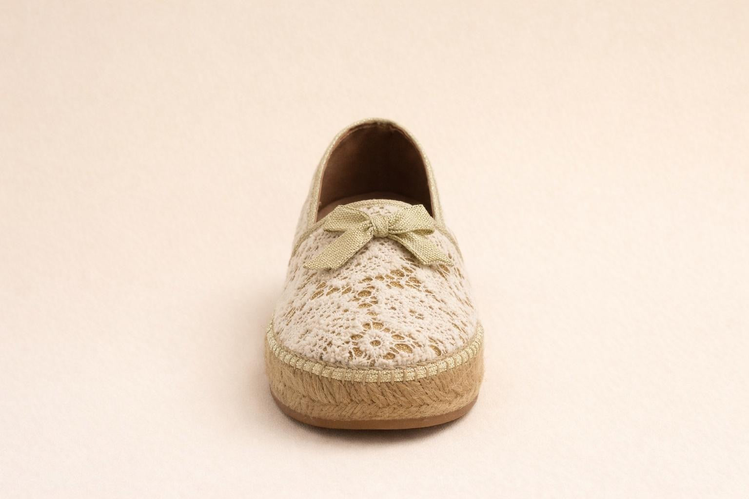Espadrille Cerrada de Encaje Floral con Lazo Dorado | Artesanal