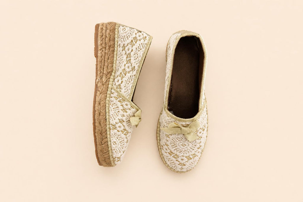 Espadrille Cerrada de Encaje Floral con Lazo Dorado | Artesanal