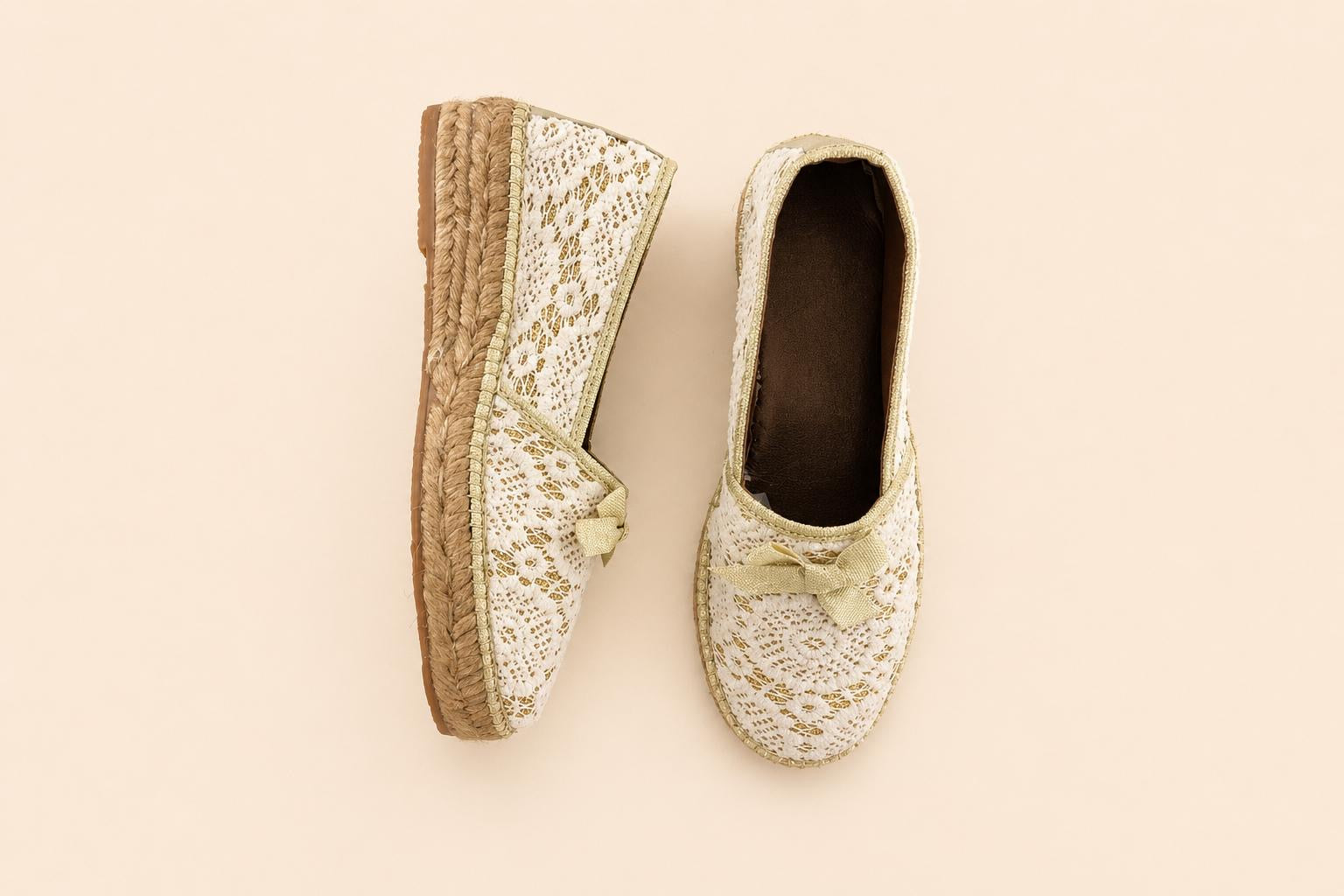 Espadrille Cerrada de Encaje Floral con Lazo Dorado | Artesanal